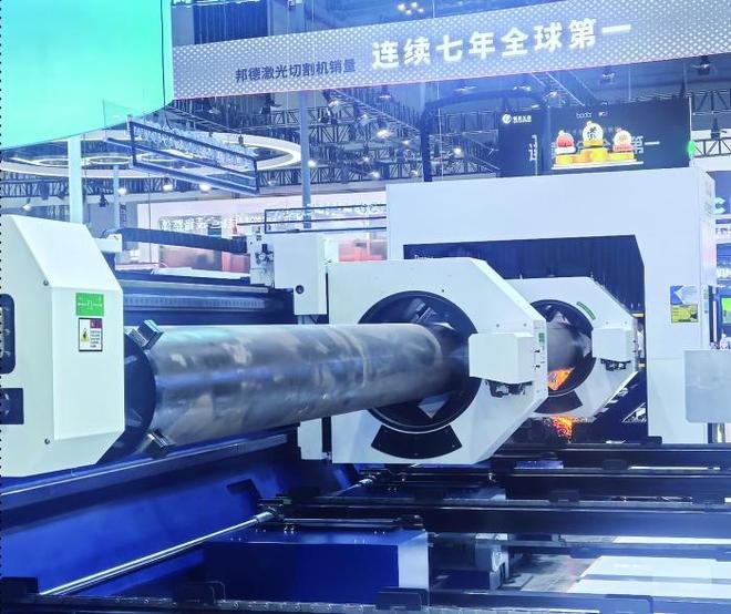 中外机器人比拼“干活”能力 具身智能加快“进厂”步伐